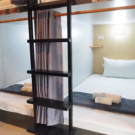 A Nighttime Hostel Krabi town Екстериор снимка