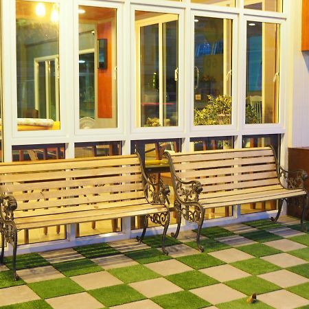 A Nighttime Hostel Krabi town Екстериор снимка