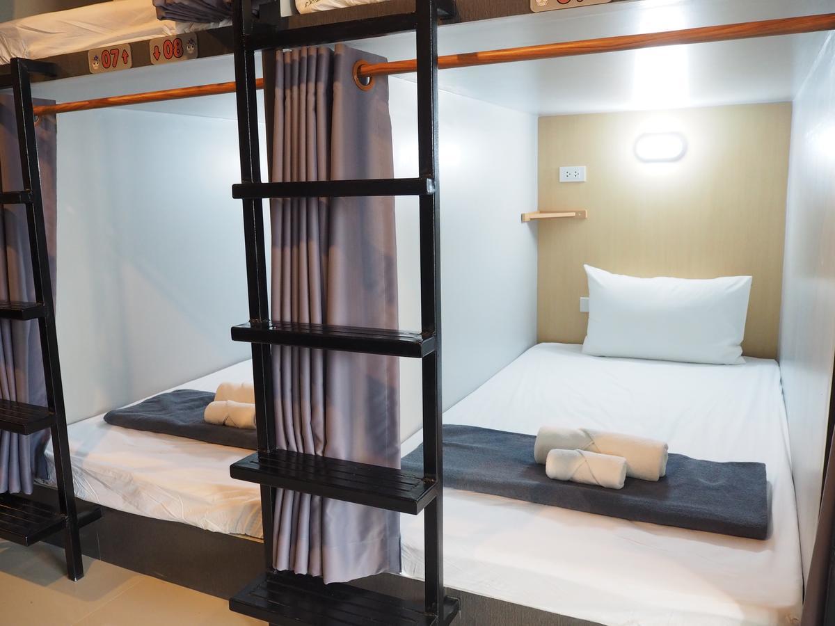 A Nighttime Hostel Krabi town Екстериор снимка