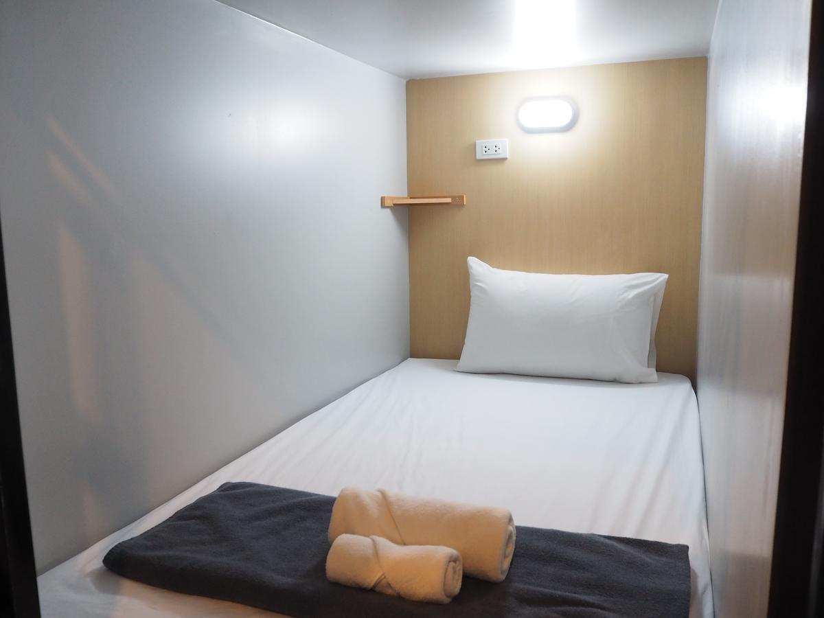 A Nighttime Hostel Krabi town Екстериор снимка