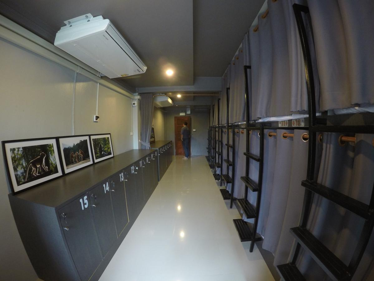 A Nighttime Hostel Krabi town Екстериор снимка