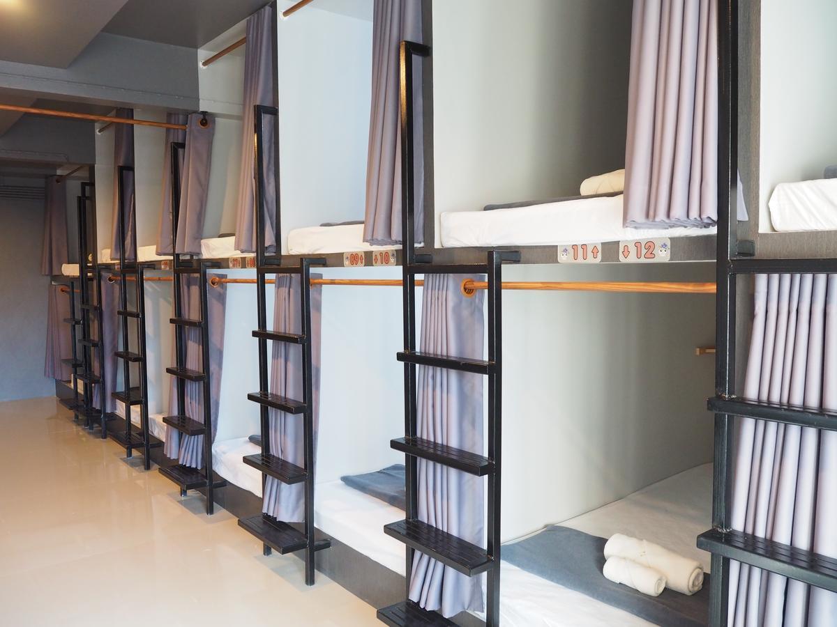A Nighttime Hostel Krabi town Екстериор снимка