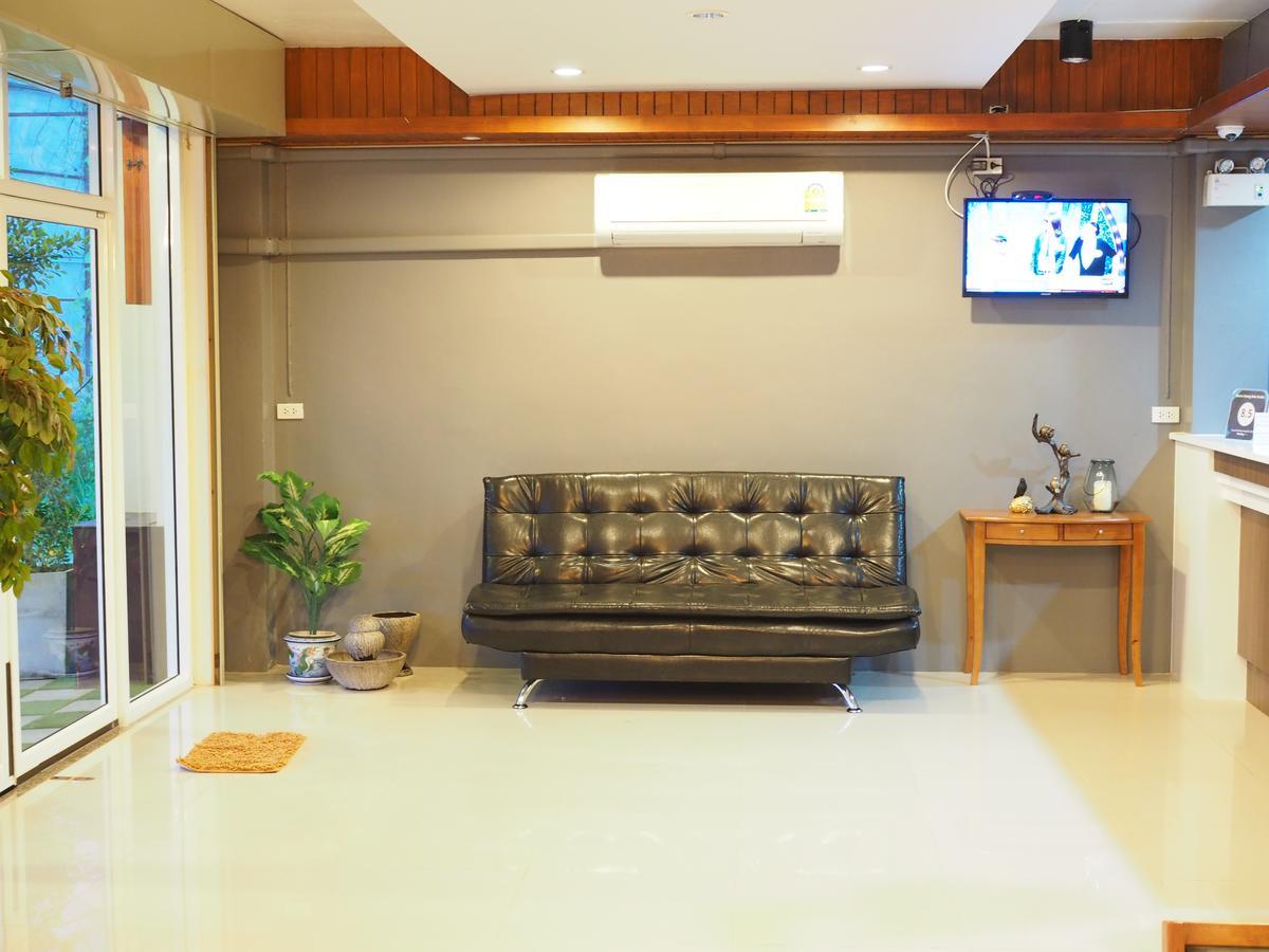 A Nighttime Hostel Krabi town Екстериор снимка