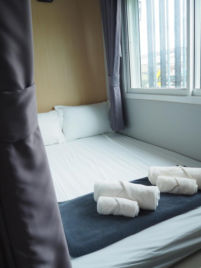A Nighttime Hostel Krabi town Екстериор снимка