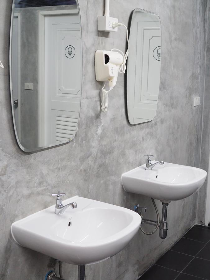 A Nighttime Hostel Krabi town Екстериор снимка