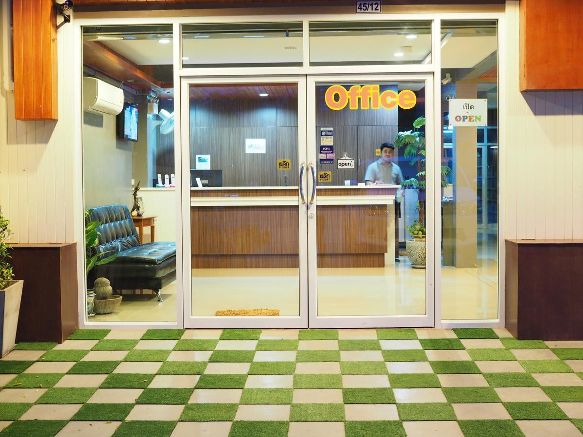 A Nighttime Hostel Krabi town Екстериор снимка