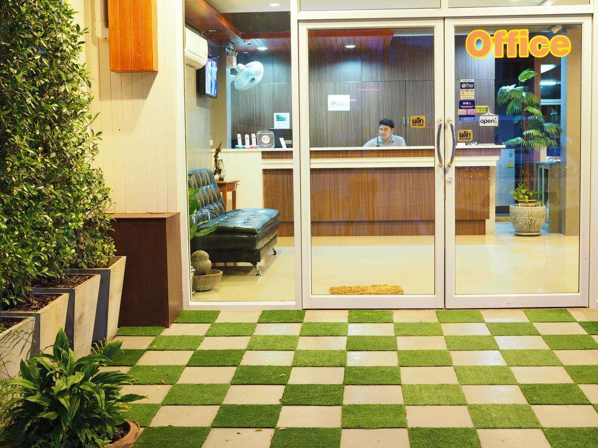 A Nighttime Hostel Krabi town Екстериор снимка