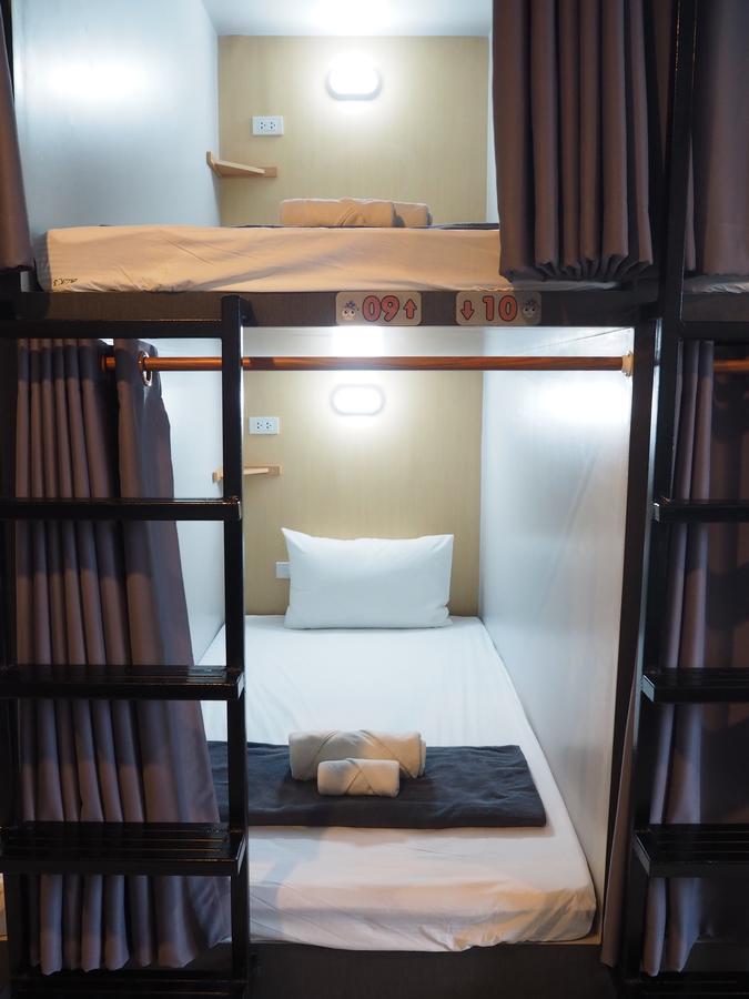A Nighttime Hostel Krabi town Екстериор снимка